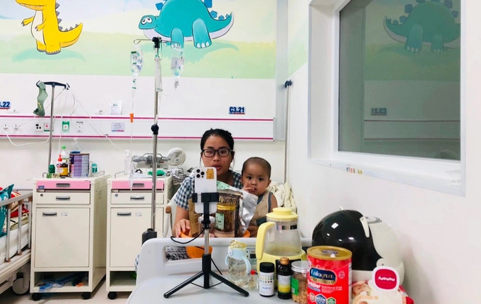 Thỉnh thoảng, em bé cũng ngồi kế bên mẹ để xem mẹ bán hàng.