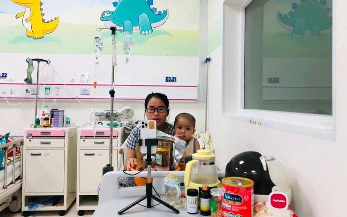 Mẹ bỉm ngày chăm con ung thư, tối livestream ở sân bệnh viện: Rơi nước mắt câu chuyện phía sau Ảnh 2