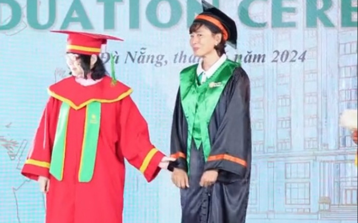 Rơi nước mắt khoảnh khắc người mẹ lên nhận bằng của con trai đã mất hiến xác cho y học Ảnh 2