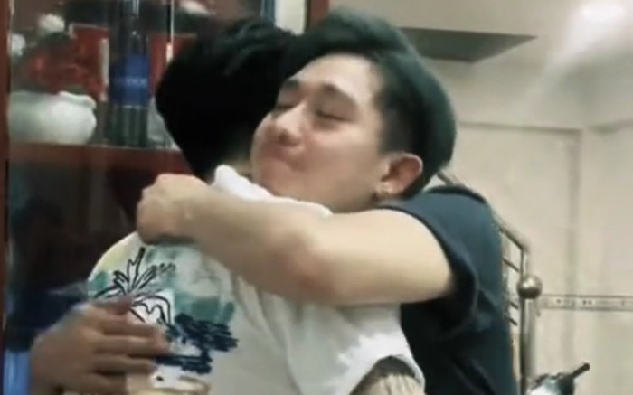 Hai nam ca sĩ Việt nổi tiếng lên clip giải hoà sau thời gian hiềm khích, không nhìn mặt Ảnh 2