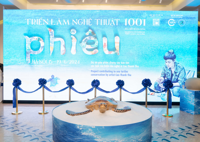 Rùa biển bằng gốm khổng lồ được đặt ngay chính giữa không gian triển lãm 