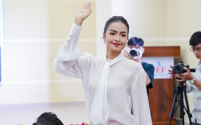 Hoa hậu Ngọc Châu xuất hiện nổi bật, thu hút mọi ánh nhìn của giới sinh viên Ảnh 2