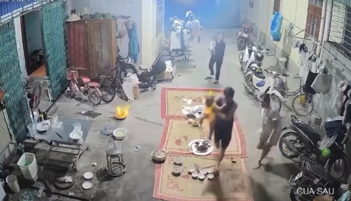 Hình ảnh bé gây khiến ai nấy xót xa.