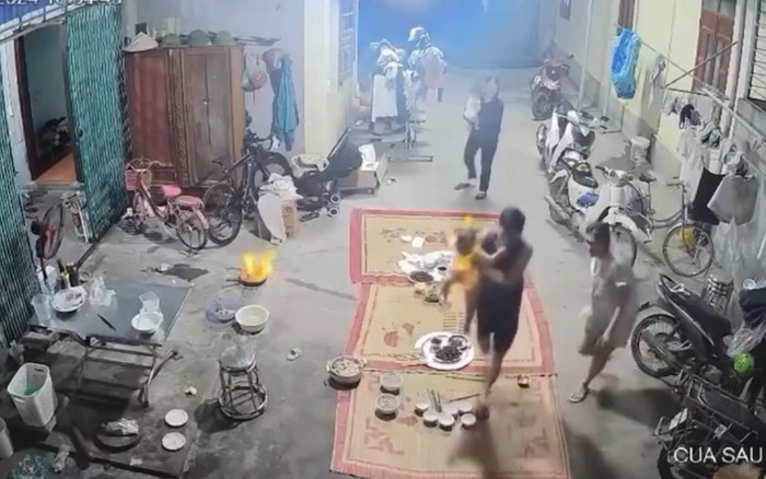 Xót xa bé gái bất ngờ bốc cháy vì người nhà nướng mực bằng cồn Ảnh 2