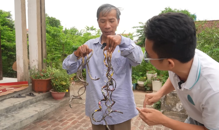 Ông Huyền giới thiệu bộ móng dài hơn 1m