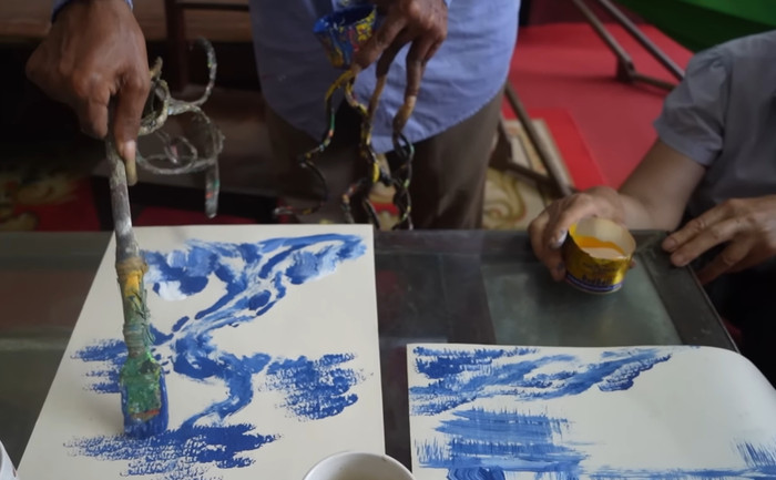 Móng tay dài nhưng ông vẫn vẽ được tranh