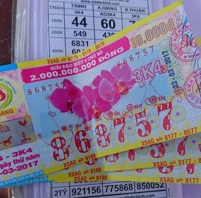 Thầy giáo làng cùng lúc trúng độc đắc đến gần 68 tờ vé số với tổng số tiền thưởng lên tới 3 tỷ đồng.