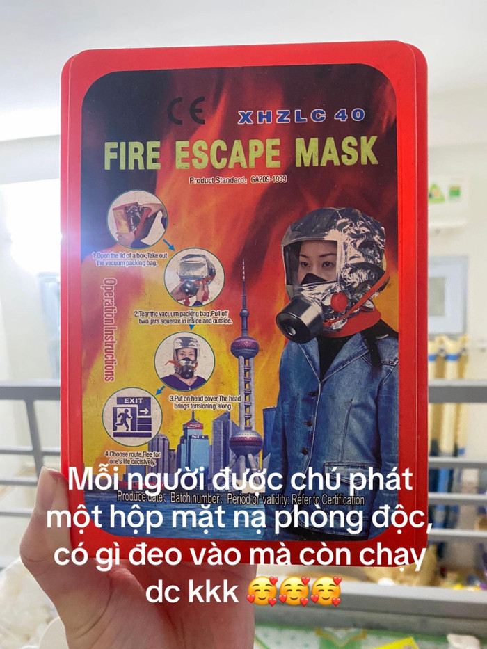 Mỗi người được phát một hộp mặt nạ phòng độc.