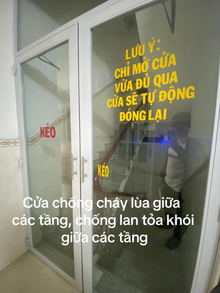 Có cửa chống cháy lùa giữa các tầng.