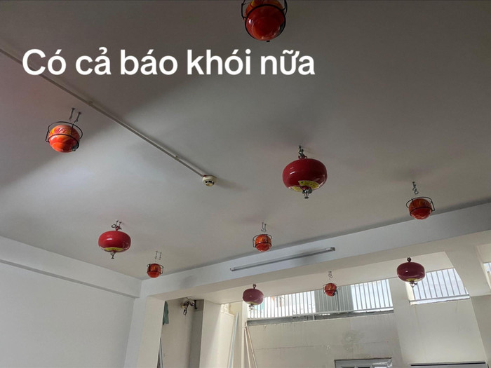 Báo khói khắp mọi nơi.