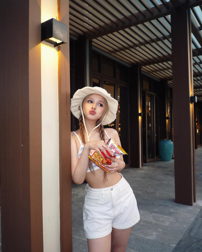 Xoài Non (tên thật Phạm Thùy Trang) sinh năm 2002. Cô là hot girl Việt sở hữu ngoại hình xinh đẹp tựa con lai. Mỹ nhân bắt đầu nổi tiếng khi hẹn hò với 'streamer giàu nhất Việt Nam' - Xemesis. 