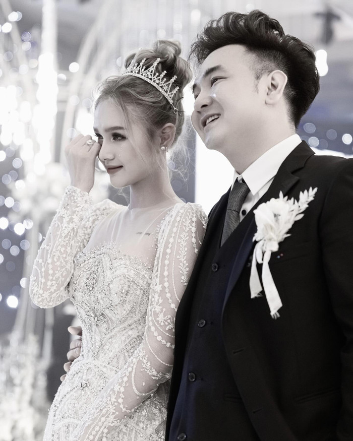 Tối 16/6, hot girl Xoài Non đăng tải bài viết công khai đã chia tay với ông xã thiếu gia Xemesis (tên thật Nghiêm Anh Hiếu). Người đẹp ghi trên trang cá nhân: 'Trước tiên, tôi muốn gửi lời cảm ơn đến tất cả những người đã yêu thương và ủng hộ chúng em. Và tôi xin lỗi phải thông báo rằng mối quan hệ của chúng ta đã đi đến hồi kết. Cảm ơn anh vì đã làm cho thanh xuân của tôi thật đẹp'. 