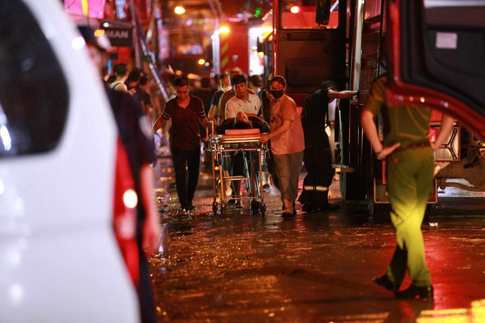 Nạn nhân được đưa ra ngoài