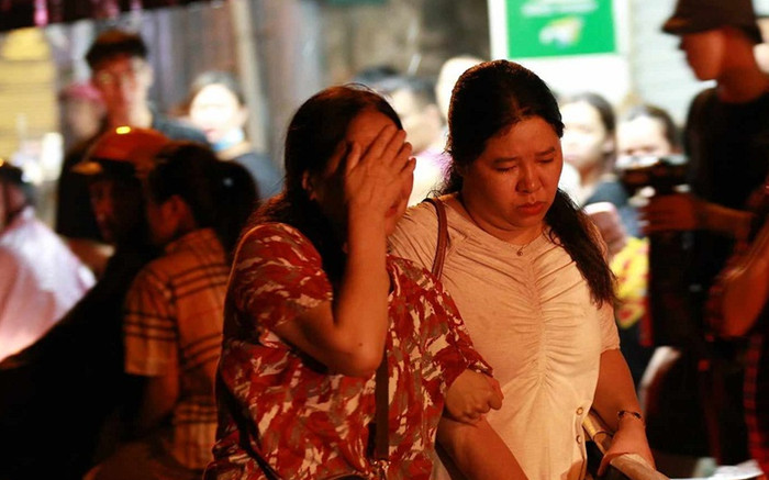 Cháy ở Định Công Hạ: Người thân nạn nhân ngã khuỵu, ôm mặt khóc nức nở tại hiện trường Ảnh 2