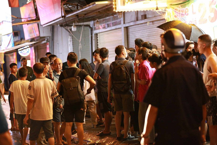 Người dân hiếu kỳ tập trung tại hiện trường