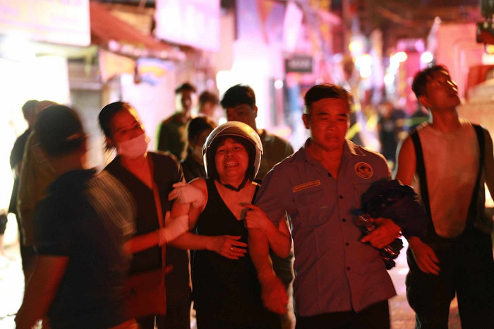 Người thân nạn nhân khóc ngất tại hiện trường