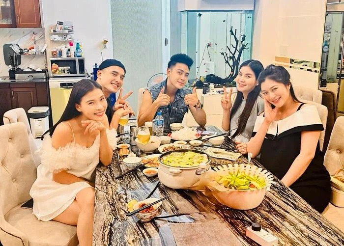 Vợ chồng Lương Thế Thành gặp gỡ 2 mẹ bầu Kha Ly, Thanh Trúc.