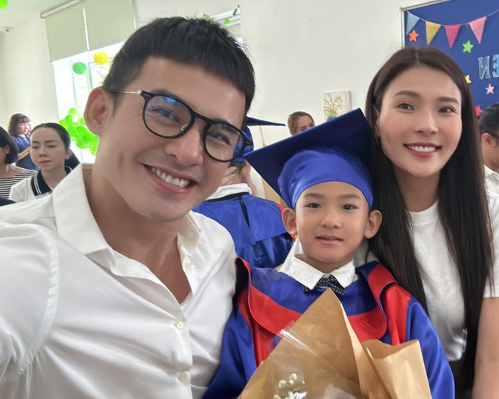 Lương Thế Thành - Thúy Diễm trong ngày con trai tốt nghiệp mẫu giáo. 