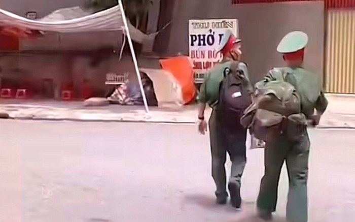 Thấy 2 chú bộ đội đi giữa trời nắng, tài xế có hành động nhận ngàn lời khen Ảnh 2