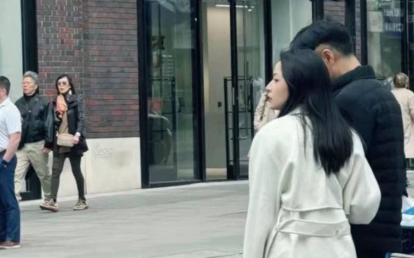 Chi Pu khoác tay một người đàn ông tại Anh Ảnh 2