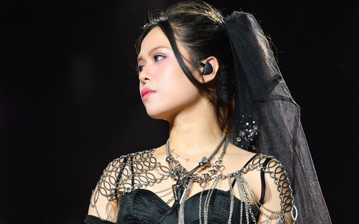 Liên tục bị chỉ trích, tlinh bật khóc trên sân khấu? Ảnh 2