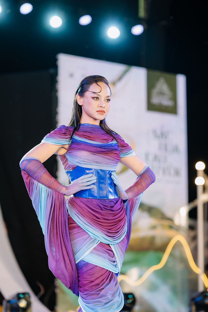 Nông Thúy Hằng và Mai Ngô trình diễn trong show thời trang kết hợp với thiện nguyện.