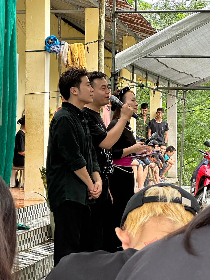'Song Anh' và cả ê-kíp trong chuyến đi thiện nguyện tại Hà Giang sau show diễn.