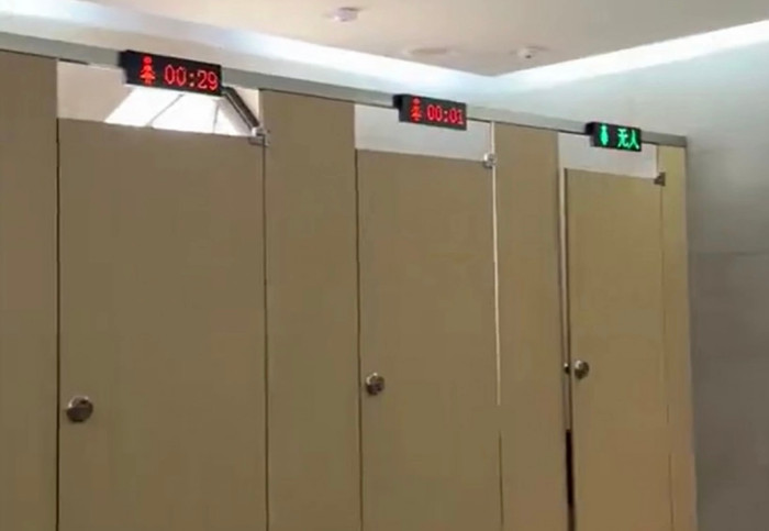Đồng hồ bấm giờ được lắp tại nhà vệ sinh.