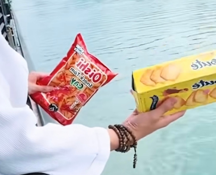 Chèo thuyền ra biển bán gói bim bim 100k, bà cô gây tranh cãi Ảnh 1