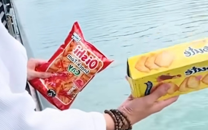 Chèo thuyền ra biển bán gói bim bim 100k, bà cô gây tranh cãi Ảnh 2