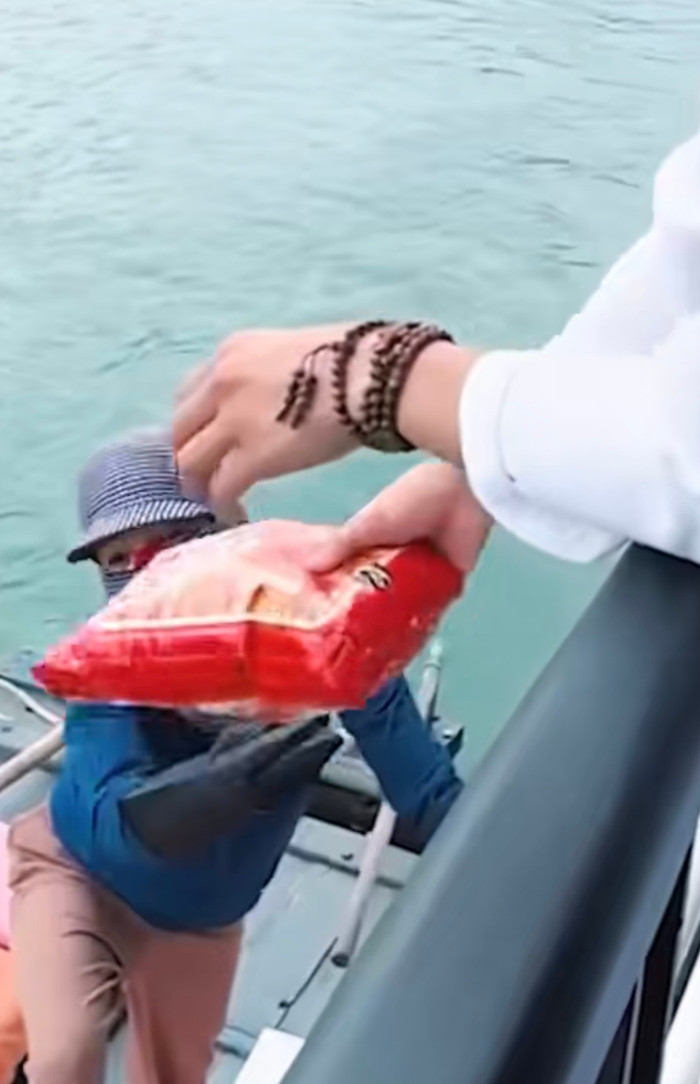 Chèo thuyền ra biển bán gói bim bim 100k, bà cô gây tranh cãi Ảnh 3