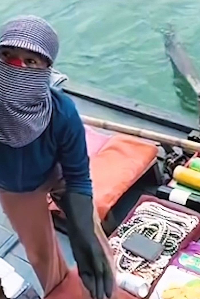 Chèo thuyền ra biển bán gói bim bim 100k, bà cô gây tranh cãi Ảnh 2