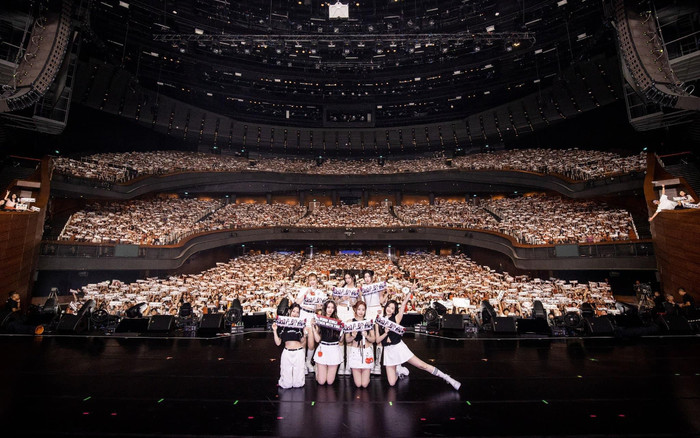 BABYMONSTER 'gây choáng' vì tổ chức fanmeeting quy mô như concert Ảnh 2