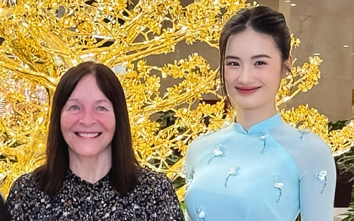 Hoa hậu Ý Nhi nói tiếng Anh trong ngày đón Chủ tịch Miss World: Fan kỳ vọng rinh vương miện quốc tế Ảnh 2