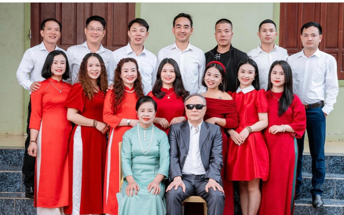 Ông bố mù sinh được 7 con gái xinh đẹp như hoa, làm nông nuôi con giờ hưởng trái ngọt Ảnh 2
