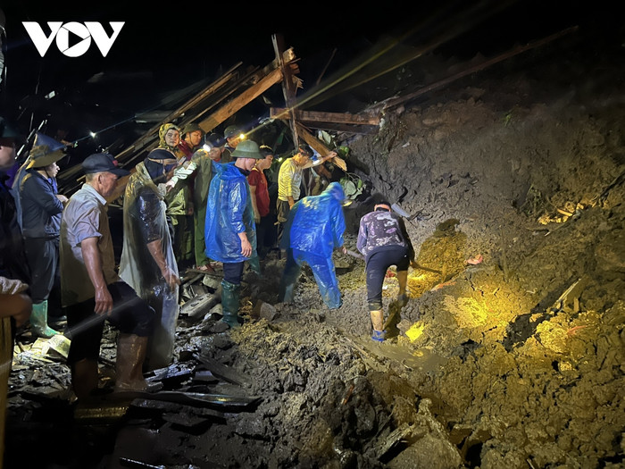 Người dân và lực lượng chức năng tìm kiếm các nạn nhân. Ảnh: VOV