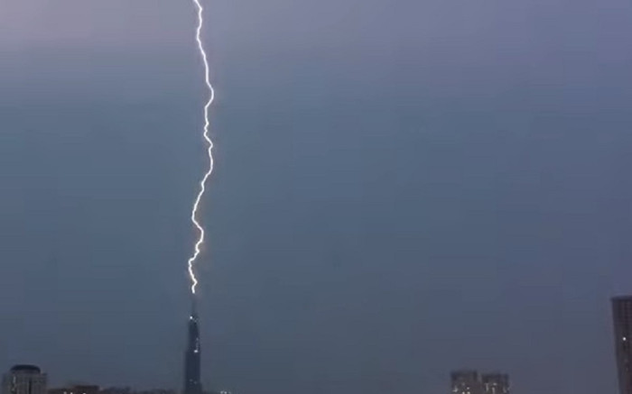Thấy mưa to dậy kiểm tra, thanh niên bị sét đánh ngất trong phòng ngủ Ảnh 2