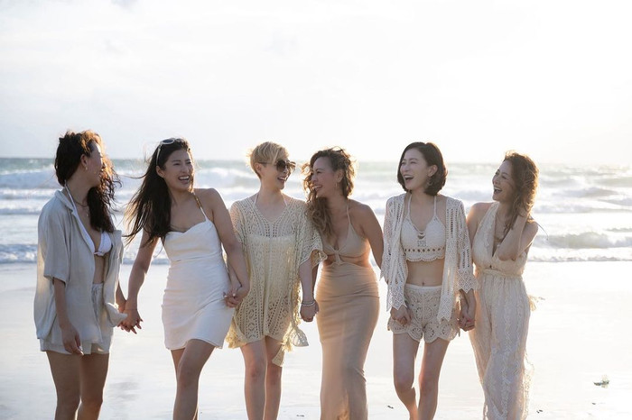 Phù hợp với tiết trời và bối cảnh, Miss International HongKong 1997 chọn diện bản swimsuit đan tay họa tiết nhuộm tông beige dịu ngọt. Tăng điểm tạo hình, ngôi sao Hương Cảng khoác mẫu áo lưới được hội chị em hết mực yêu thích thời gian gần đây. Thiết kế phân tầng đan xen, bắt viền kỳ công giúp tôn lên tỉ lệ hình thể hình thể của người mặc.  