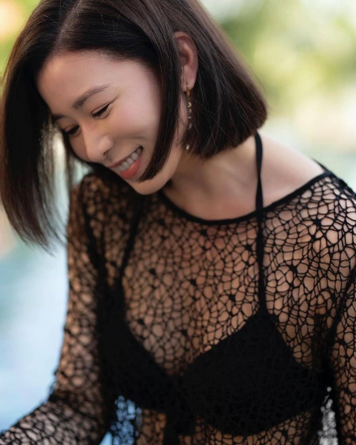 Ở những bức ảnh chụp cận, nhiều người hâm mộ phải cảm thán rằng da dẻ của thần tượng vẫn hồng hào, mơn mởn. Những đường nét thanh tú vốn có của cô có lẽ đã bị thời gian lãng quên khi các vết chân chim hầu như không xuất hiện.  