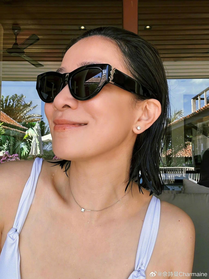 Ngoài ra, nàng hậu cũng tiết lộ thói quen uống nước giúp bổ sung dưỡng chất cho làn da. Mục tiêu đề ra mỗi ngày của cô là phải uống đủ ít nhất 8 ly nước. Thức uống sạch không chỉ thải bỏ được độc tố từ sâu bên trong mà còn hỗ trợ thúc đẩy quá trình trao đổi chất của cơ thể. Bên cạnh đó, người đẹp còn tích cực cung cấp vitamin thông qua việc uống nước ép táo và cà rốt. 