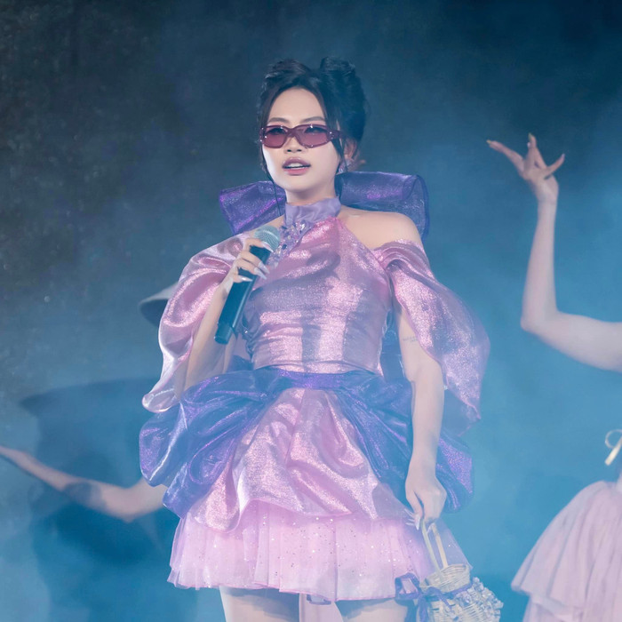 Phương Mỹ Chi hoạt động năng nổ sau album 'Vũ Trụ Cò Bay'. 