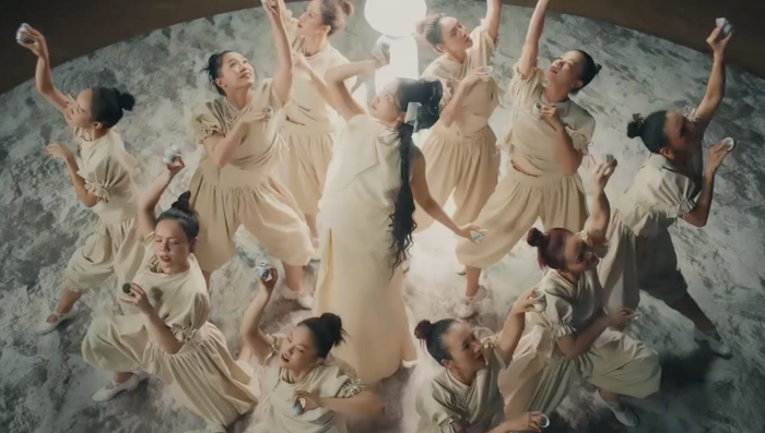 Khán giả dự đoán MV mới sẽ là 'Gối Gấm' dựa vào hình ảnh Phương Mỹ Chi múa chén.