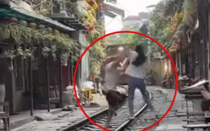 Nữ du khách lao ra đầu tàu hỏa tạo dáng chụp ảnh ở phố cà phê đường tàu Hà Nội Ảnh 2