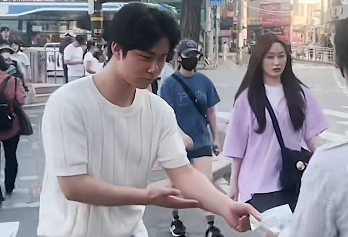 Ngay lập tức, anh thanh niên vội trao tay lại cho người khác.