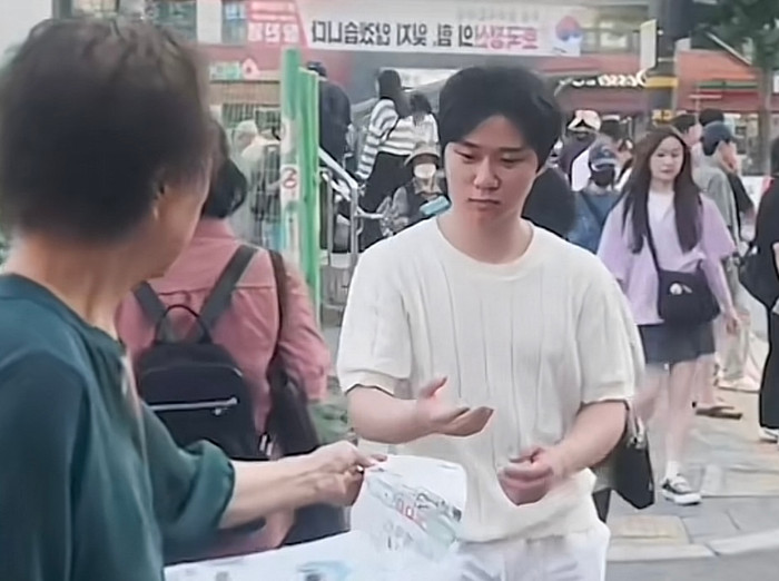 Nhận được tờ rơi từ bà cô, anh thanh niên đã có pha xử lý tinh tế.