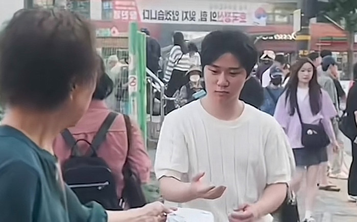 Được phát tờ rơi nhưng không muốn cầm, thanh niên có pha xử lý tinh tế xứng đáng 'IQ vô cực' Ảnh 2