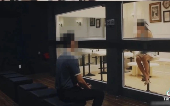 Tin mới vụ quán cà phê 'hẹn hò' sử dụng gương một chiều để nam thấy nữ Ảnh 2