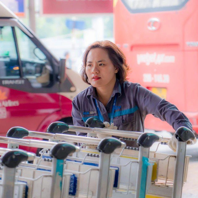 Chị Bùi Thị Huyên, nhân viên Đội xe đẩy- sân bay quốc tế Nội Bài