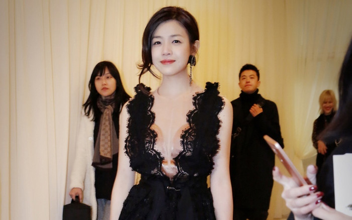 Sắc vóc nóng bỏng của nữ diễn viên nổi tiếng bị nghi ly hôn chồng sau 8 năm chung sống Ảnh 2