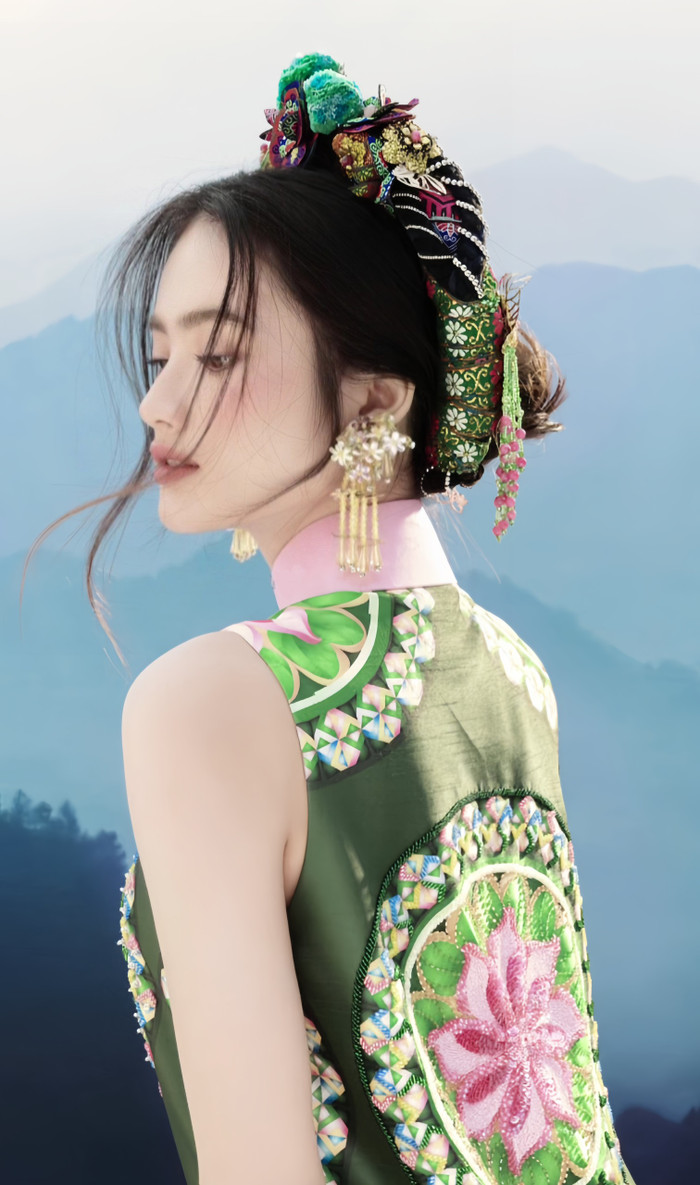 Quy trình thực hiện sản phẩm vô cùng kỳ công và đòi hỏi sự khéo léo, trình độ thẩm mỹ và trí tưởng tượng phong phú của người thực hiện. Song song, các họa tiết và hoa văn sai peng thể hiện trên nền chất liệu còn ẩn chứa tâm tư của những thiếu nữ đương độ trăng rằm.